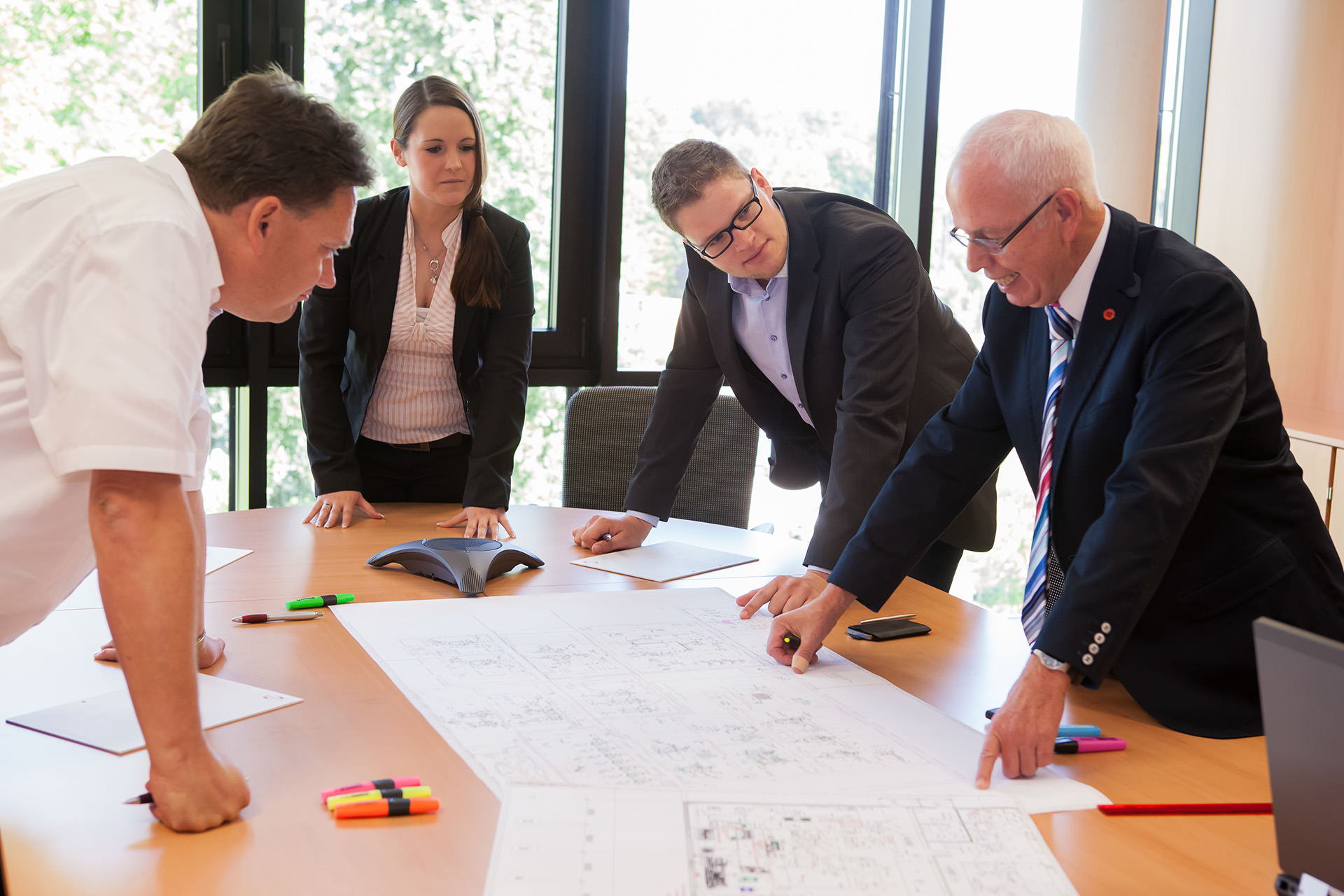 Ruland Consulting Besprechung группа обсуждает схему производственного процесса ...