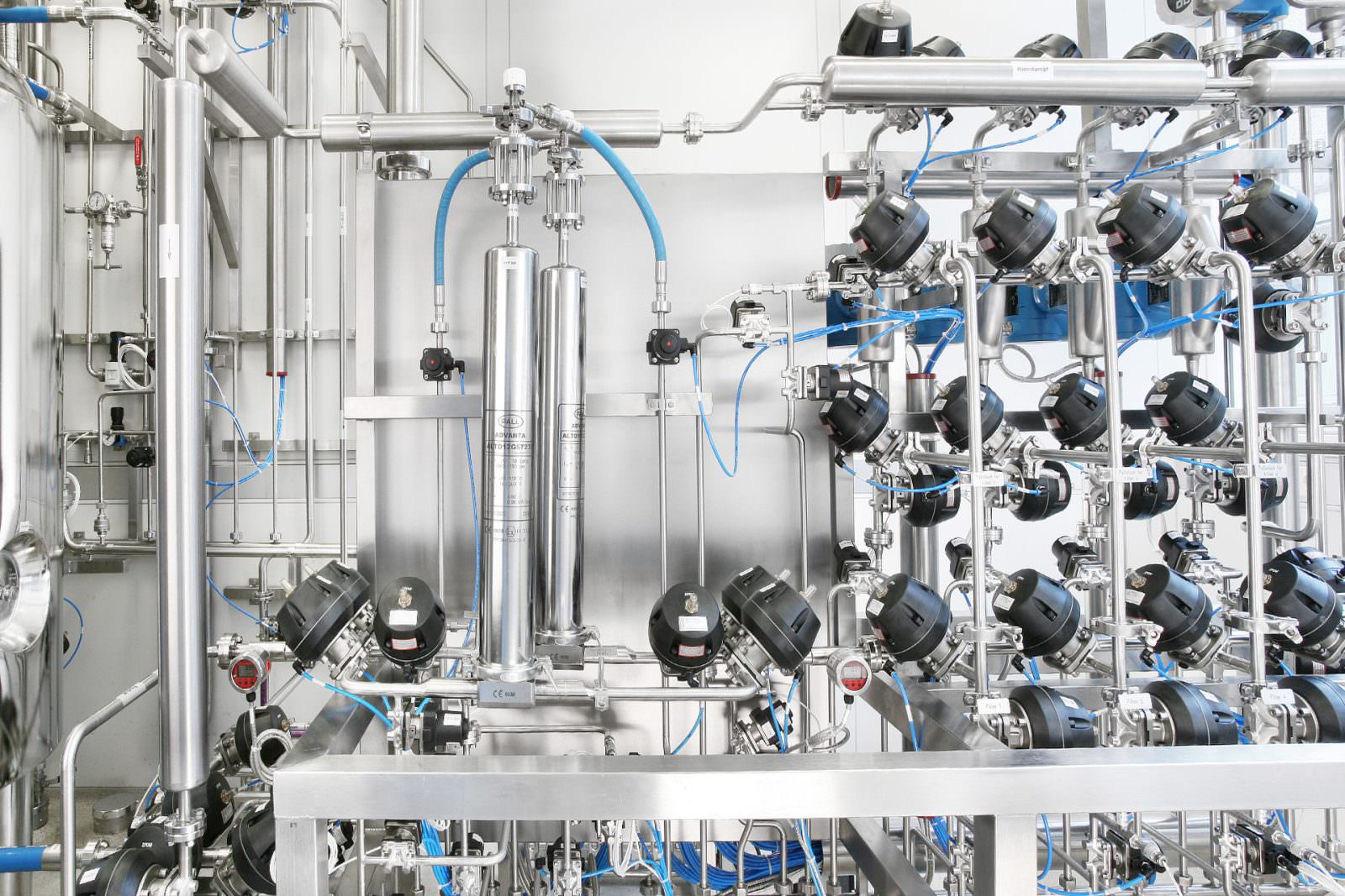 Ruland prozesstechnik_aseptisch photo filtration unit and valves in clean room