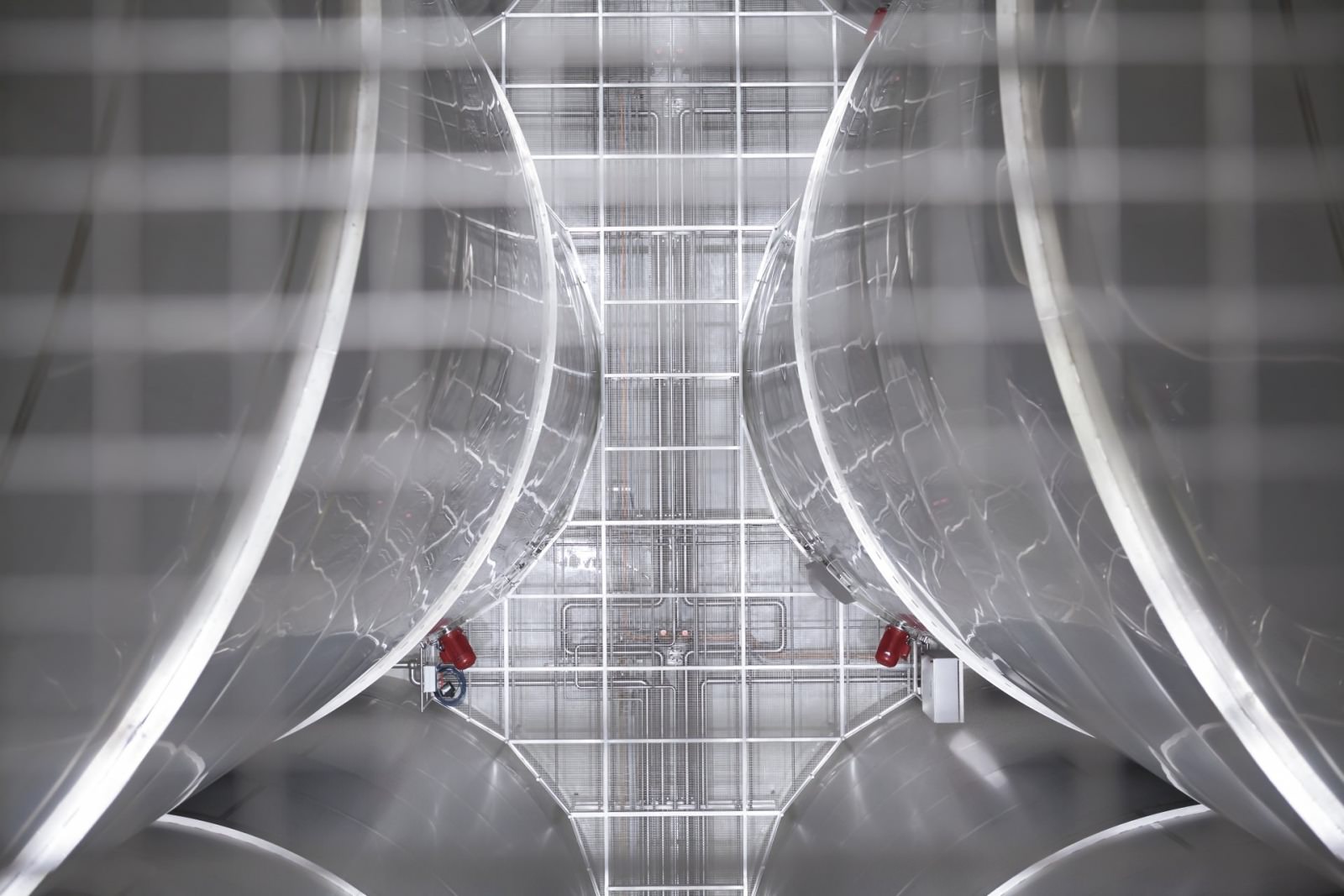 Ruland Aktuelles vom Anlagenbauer Ruland GmbH - Tank mit Blick nach unten auf Rohrtrasse