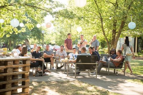 Foto Mitarbeiter auf der Sitzgruppe während dem Sommerfest