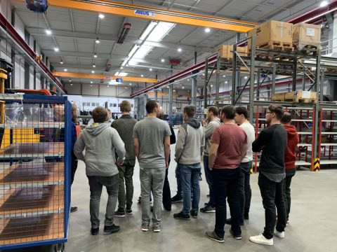 Automatisierungstechniker zu Besuch bei Ruland Foto Besucher in der Ruland Montagehalle