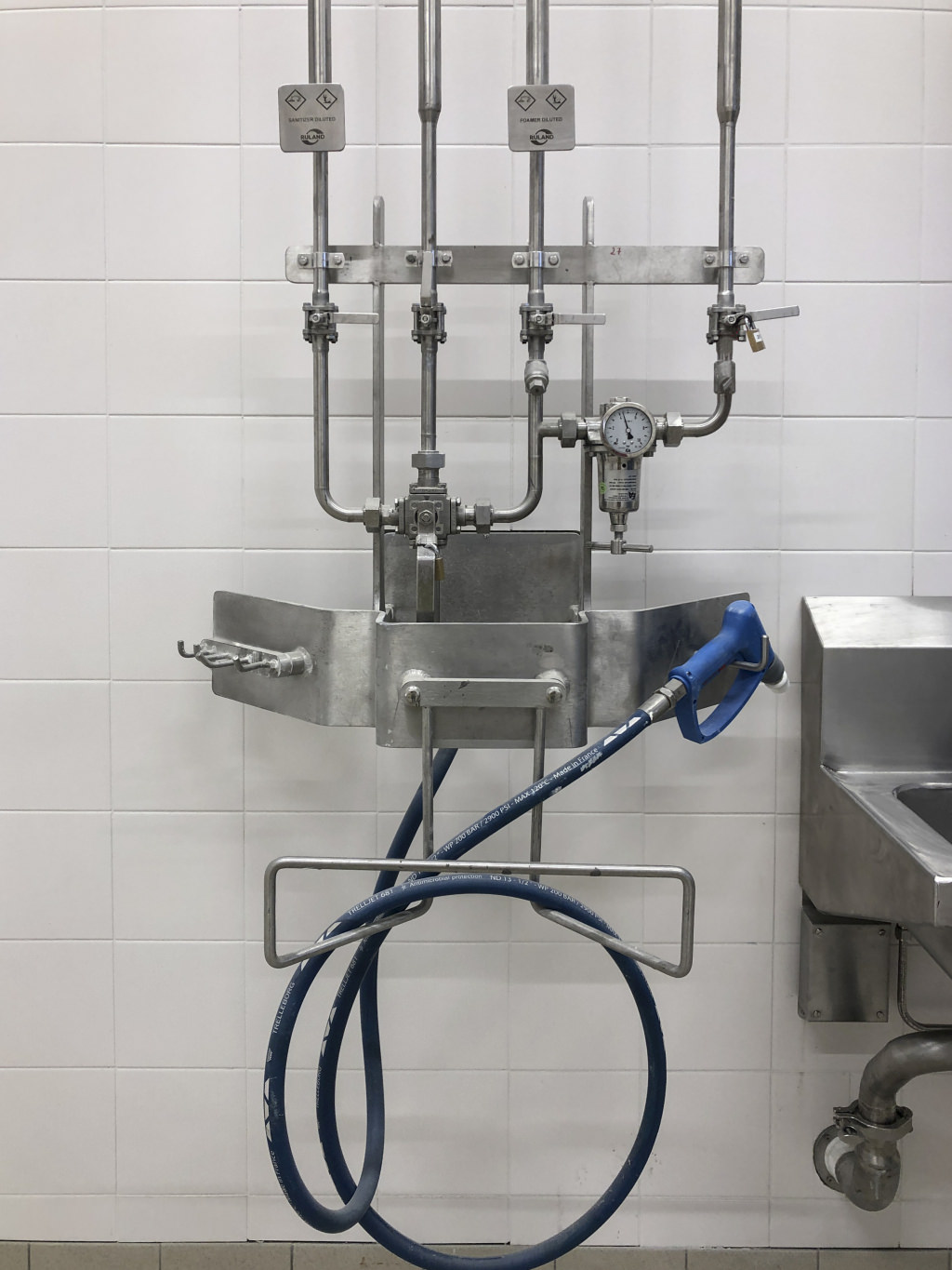 Zdjęcie Higieniczna konstrukcja Stacja mycia z higienicznymi przyłączami ściennymi