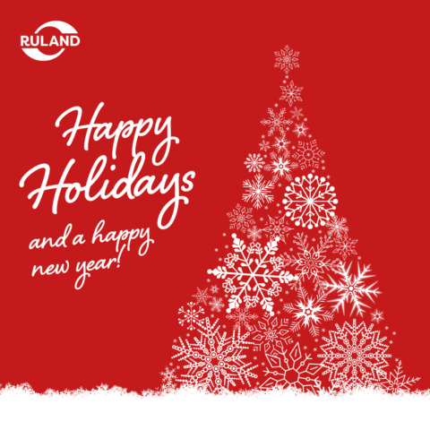 Text englisch Frohes Fest und eine gutes neues Jahr auf rotem Hintergrund mit weißem Tannenbaum und Ruland-Logo