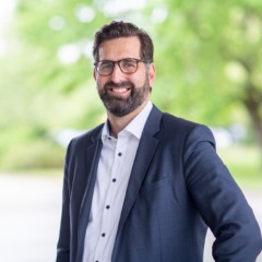 Photo Florian Klein, Ruland Engineering & Consulting, Portrait with green background